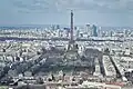 Pohled z mrakodrapu Tour Montparnasse, v pozadí mrakodrapová čtvrť La Défense