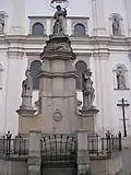 Socha svatého Rocha s kostelem v pozadí