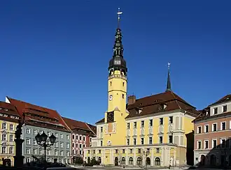 Fotografie historické radnice s centrální věží v Budyšíně
