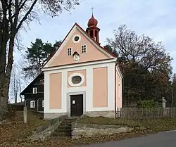 Průčelí kaple Narození sv. Jana Křtitele v Trávníku