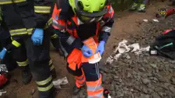 Záchranář provádějící třídění raněných