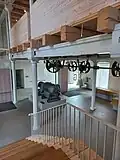 Transmisní hřídel s řemenicemi a poháněcím elektromotorem (Nefunkční exponát, Winternitzovy automatické mlýny, Pardubice (2023)
