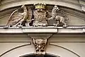 Rodový erb nad portálem paláce