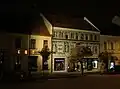 Černý dům na Karlově náměstí večer