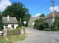 Pohled ulicí směrem ke kapli. Nalevo zahradnictví