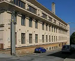 Továrna z ulice Dobrovského. Patrná je mocná kordónová římsa