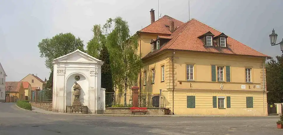 Výklenková kaple sv. Jana Nepomuckého v Třebívlicích
