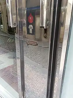 Tresoria, chromovaný rám výkladu reprezentační prodejny v Havelské ul. (2019)