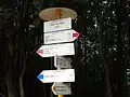 Turistický rozcestník v sedle Tri podokna