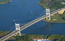 letecký pohled na most Robert F. Kennedy Bridge