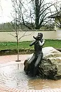 kašna Pijící (1988), lázně Greifenberg, Německo.