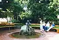 kašna Pijící (1988), lázně Greifenberg, Německo.