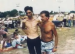 Fotografie z koncentračního tábora Trnopolje u Prijedoru