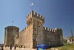 Věže a cimbuří