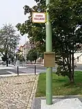 Sloup trolejového vedení s označníkem a informační cedulí (2011)