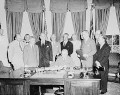 Prezident Harry Truman podepisující Severoatlantickou smlouvu