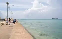 Děti hrající si na pláží Spratlyho ostrova