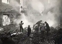 Na troskách kasáren Turku v Helsinkách, 17. dubna 1918