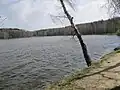 Hráz nedalekého Turyňského rybníka, největší vodní plochy kladenského okresu