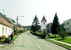 Náves se zvonicí