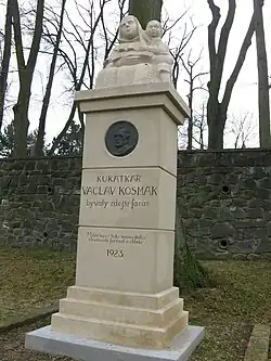 Pomník faráři Václavu Kosmákovi