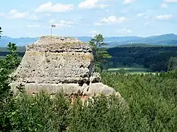 Skalní věž Tvarožník v Hradčanských stěnách, v pozadí meandry Ploučnice