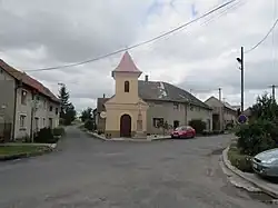 Střed obce s kaplí svatého Bartoloměje