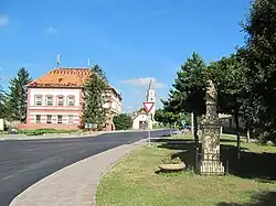 centrum obce se sochou Jana Nepomuckého a kostelem svatého Mikuláše