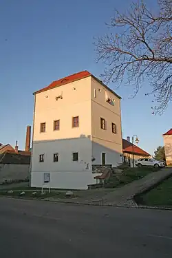 Tvrz Golčův Jeníkov