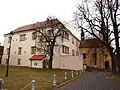 Zámek Chvaly s kostelem sv. Ludmily vpravo