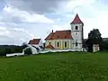 Celkový pohled na kostel s kapli a ohradní zdí, vpravo kaplička svatého Jana Nepomuckého