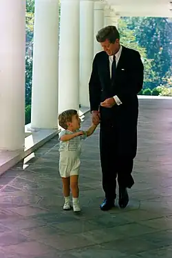 Prezident John F. Kennedy s Johnem Kennedym mladším, 1963.