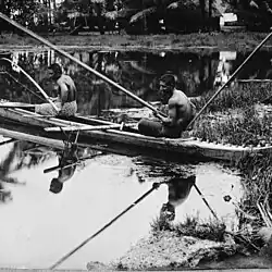 Dva muži na kanoi (paopao, va'a) chytají ryby, Samoa, asi 1914