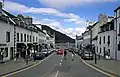 Hlavní ulice (silnice A83) směrem k severovýchodu