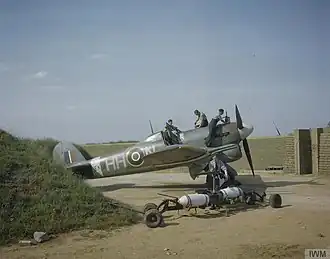Typhoon Ib EK139 N "Dirty Dora" ze 175 Sqn. během vyzbrojování 500 lb (227 kg) cvičnými betonovými pumami na konci roku 1943.