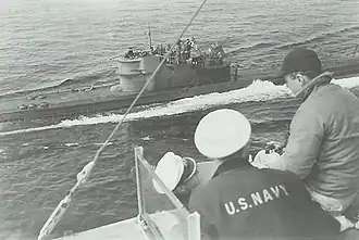 U 234 se vzdává americkému eskortnímu torpédoborci USS Sutton (DE-771)