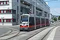 Tříčlánková ULF A přijíždí na konečnou Joachimsthalerplatz
