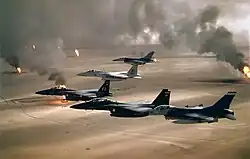 Americké F-16 a F-15 nad hořícími ropnými poli,