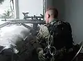 Střelecká pozice s M14 DMR uvnitř americké ambasády v Monrovii v Libérii. Americké námořnictvo sem bylo poplašně vysláno chránit ambasádu během civilního povstání.