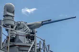 Automatický kanón M242 Bushmaster na americkém raketovém křižníku USS Chosin (CG-65)