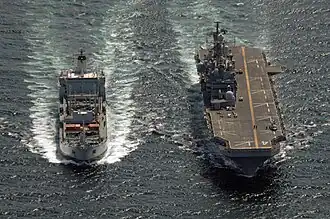 USS Nassau (LHA-4) vpravo