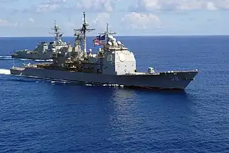 USS Philippine Sea, v pozadí torpédoborec USS Bulkeley