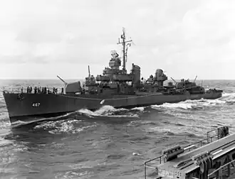 USS Strong vyfotografovaný, několik dní před potopením, z paluby křižníku USS Honolulu. Konstrukce vpravo dole je část katapultu.