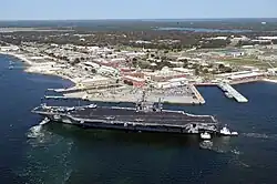 Letadlová loď USS John F. Kennedy (CV-67) dočasně kotví u Naval Air Station Pensacola