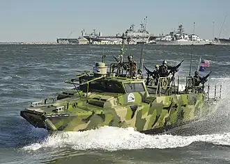 Americká verze typu CB 90 nese označení Riverine Command Boat
