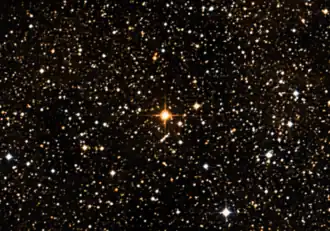 UY Scuti (nejjasnější hvězda na snímku) se svým okolím