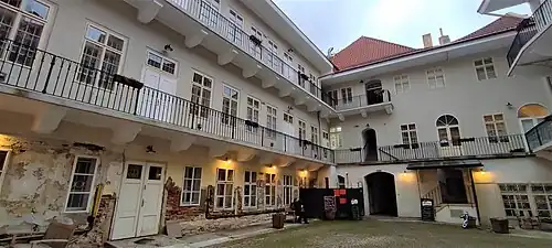 Hlavní trakt se dvěma střechami a jižní dvorní křídlo