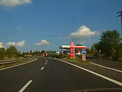 Benzinové čerpadlo u silnice směr Karlovy Vary-Ostrov
