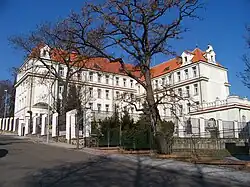 U libeňského zámku, gymnázium.jpg