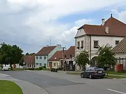 náves s radnicí